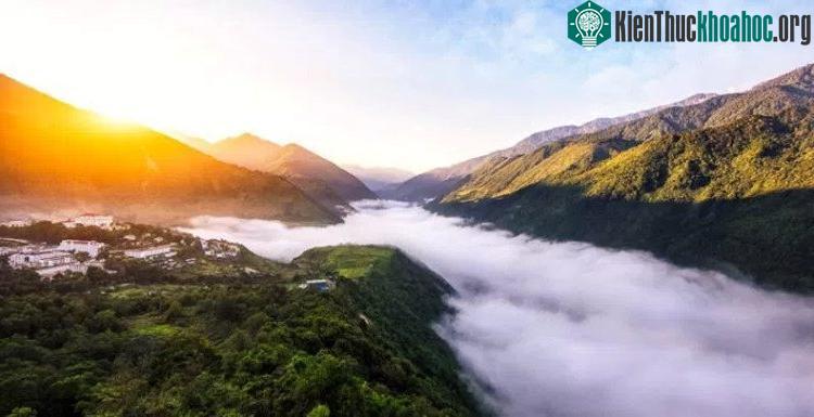 Motuo ẩn mình trong mây núi Tây Tạng huyền bí.