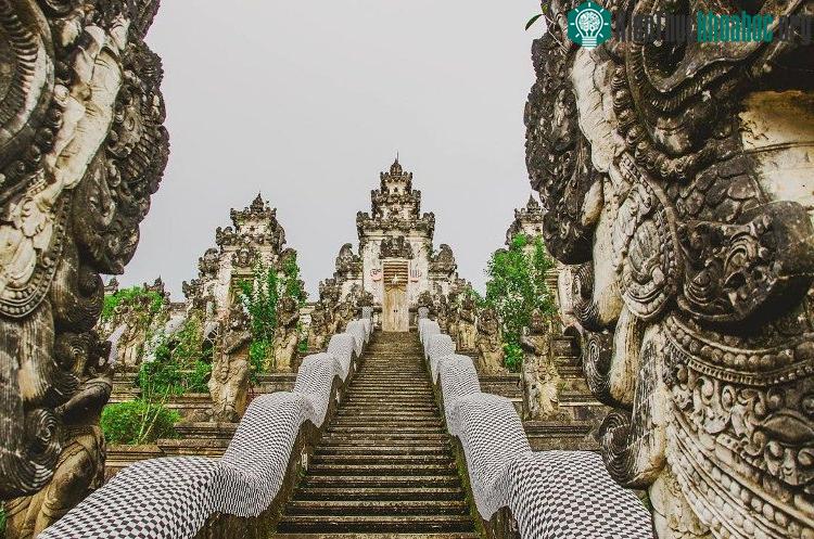 Bạn phải phải vượt qua 1700 bậc thang để lên đền.