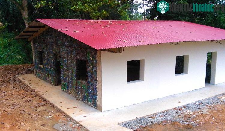 Các lớp chai nhựa như thế sẽ trở thành vật liệu cách nhiệt cho mỗi ngôi nhà.
