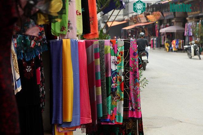 Sản phẩm của làng lụa Vạn Phúc cực kỳ đa dạng