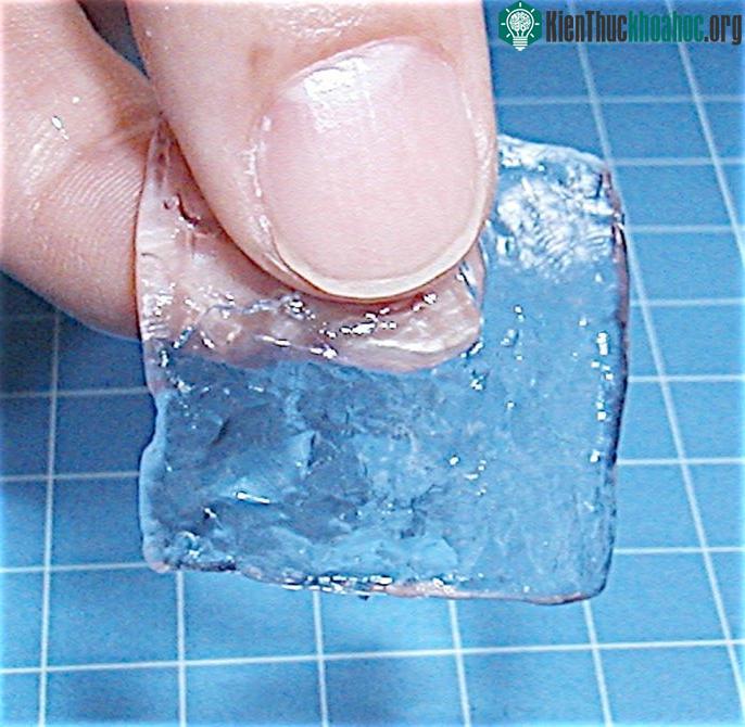 Hydrogel được ứng dụng rộng rãi trong y tế để làm kính áp tròng, chất phủ bề mặt vết thương, tái tạo mô và thay thế nhân tế bào.
