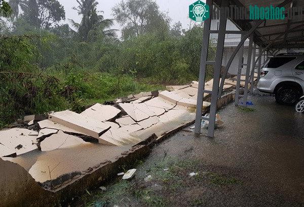 Một bức tường đổ sập ở Khánh Hòa. (Ảnh: Phước Tuấn).