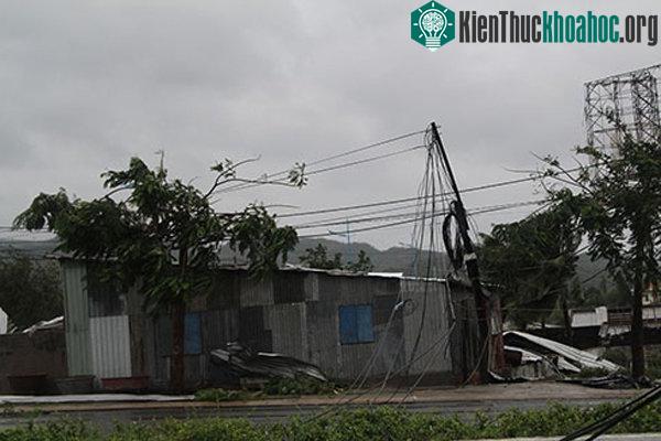 Gió giật cấp 13 khi vào đất liền khiến trụ điển gãy khắp các tuyến đường, gây mất điện kéo dài