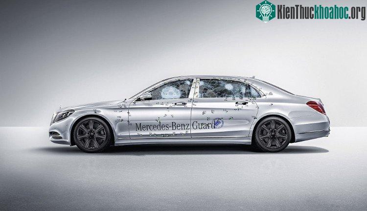Siêu xe Mercedes-Benz S600 Maybach Guard trong một bài thử nghiệm chống đạn của hãng. (Ảnh: Mercedes).