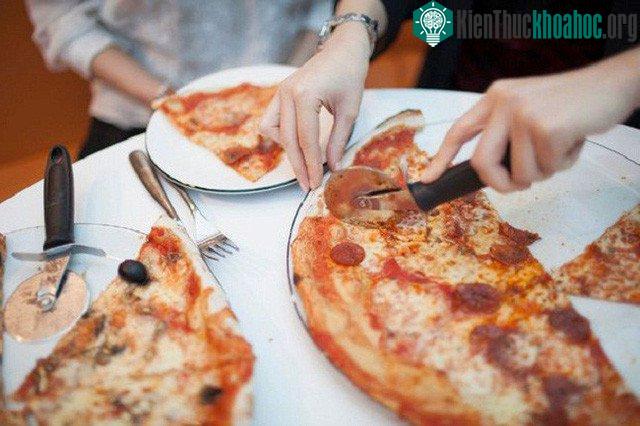 Những miếng pizza ngon lành này lại chứa thành phần tương tự tóc.