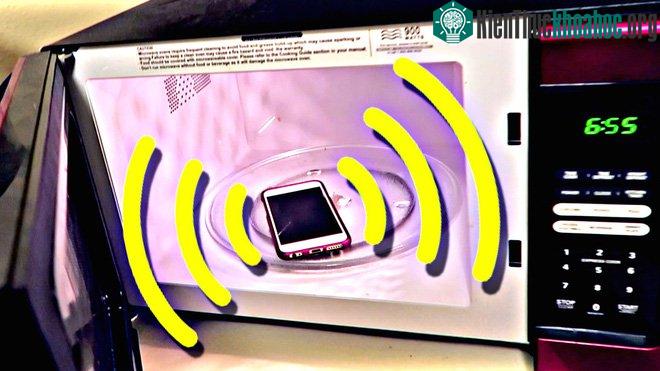 Một số mẫu lò vi sóng hiện nay có cho phép sóng bức xạ lọt qua nhưng phải ở tiêu chuẩn rất nhỏ và hầu như không gây hại