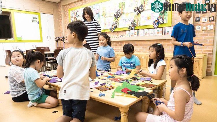 Lớp học thủ công trong trường tại làng Taesung. (Ảnh: CNN).