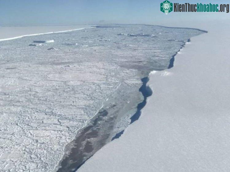 Thềm băng Larsen C là dải băng tiếp theo đang bị bào mòn theo phương Nam.