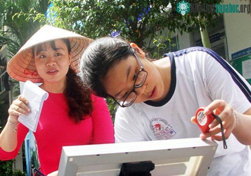 Học sinh đo đạc các bộ phận để thiết kế hệ thống lọc nước thẩm mỹ hơn. (Ảnh: Mạnh Tùng).