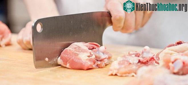 Nếu bạn dùng thớt thái đồ sống, việc khử trùng cho thớt lại càng quan trọng.