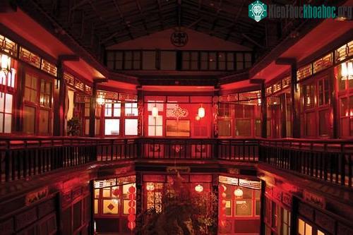 Chính Đức Đế được cho là đã cho xây dựng cung điện mang tên Báo Phòng, nơi ở của các mỹ nữ để hoàng đế ăn chơi trụy lạc.