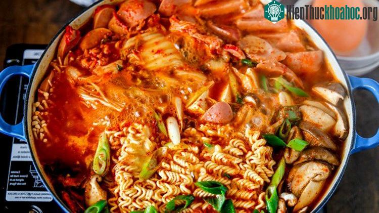 Hạn chế ăn muối và kiêng các chất gia vị cay, nóng...