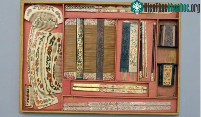 Một bộ dụng cụ tạo kiểu tóc được sử dụng trong cung điện nhà Thanh, hiện đang được trưng bày tại Bảo tàng Cố Cung ở Bắc Kinh.