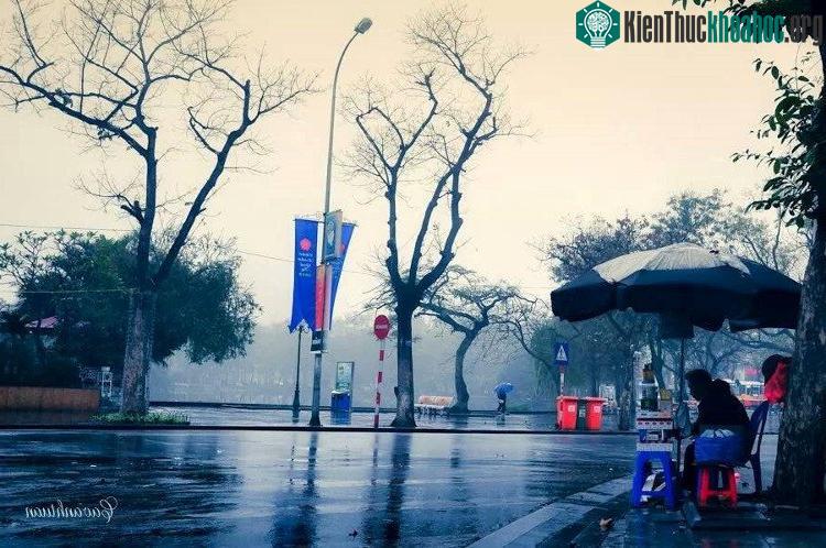 Những buổi sáng mùa đông, đất trời Thủ đô quánh đặc trong màn sương ảo mờ quấn quanh đường phố.