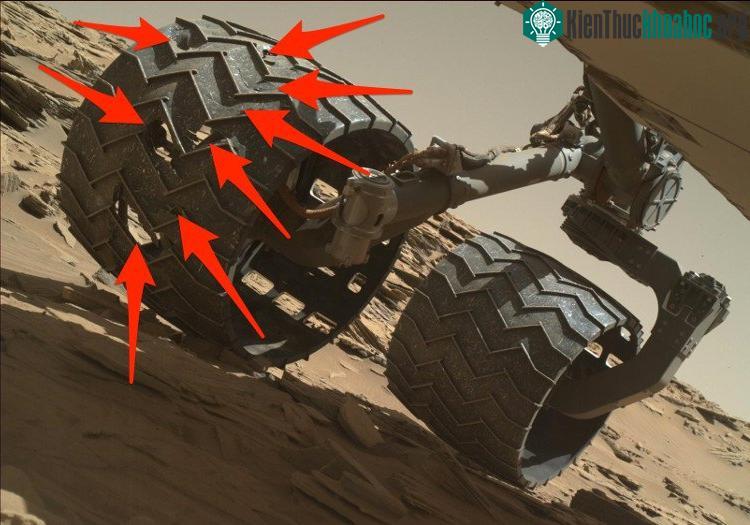 Chỉ 1 năm sau khi Curiosity nhận nhiệm vụ sao Hỏa, lốp xe đã có những lỗ thủng đáng lo ngại.