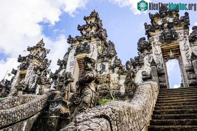 Đền thượng là nơi bạn có thể phóng tầm mắt ngắm nhìn trọn vẹn núi rừng hùng vĩ. (Nguồn ảnh: Thanh Nguyên).