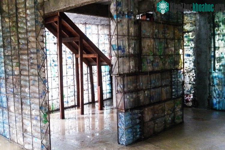 Ngôi làng cũng bao gồm một khu nghĩ dưỡng sinh thái có vườn rau, trái cây và thảo mộc.