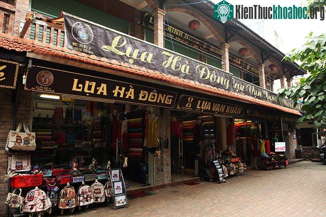 Các cửa hàng ở hai bên đường trưng bày sản phẩm với hàng trăm loại lụa