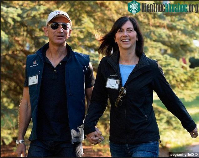 MacKenzie và Jeff Bezos.
