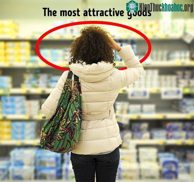 Các mặt hàng được ưa chuộng thường được đặt ở cuối lối đi.
