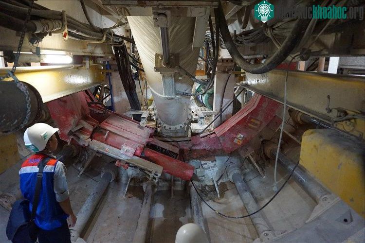 Máy khoan hầm TBM sẽ được tháo dỡ và đưa về lại ga Ba Son để tiếp tục khoan hầm phía Tây. (Ảnh: M.Q).