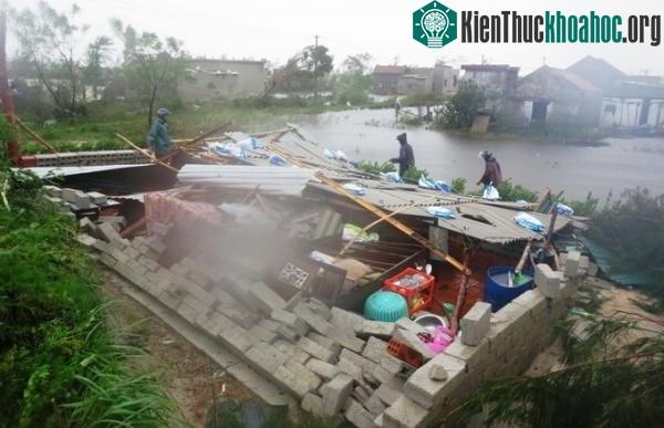 Bão lũ gây thiệt hại nặng nề đến cuộc sống của người dân.