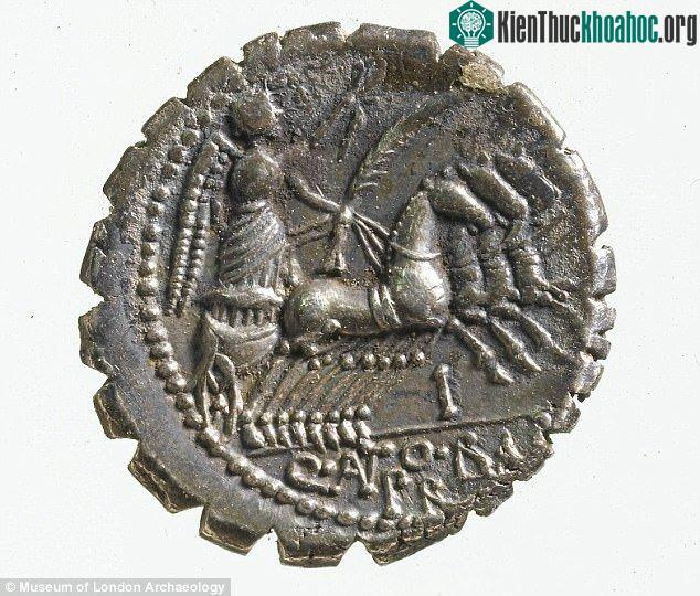 Hai cha con Edward Hussey có thể là người rất say mê sưu tập đồng xu cổ. (Ảnh: Museum of London Archaeology).