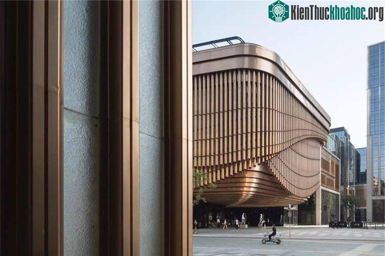 Những ống thép này có thể chạy theo trục điện và dịch chuyển quanh tòa nhà