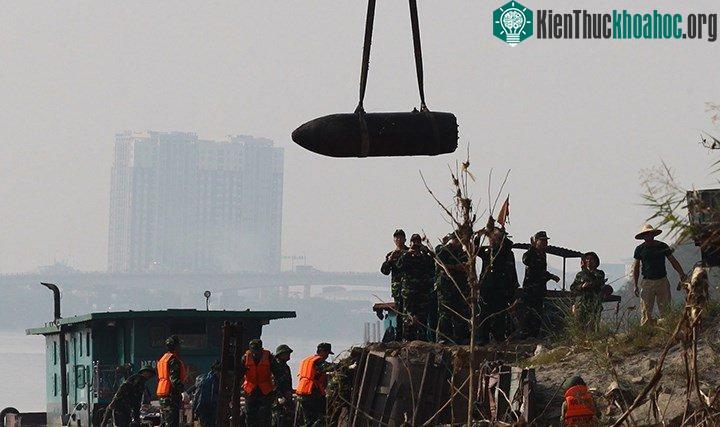 Sau khi trục vớt, quả bom trên đã được đưa về Bắc Giang để tiến hành huỷ nổ vào ngày 29/11.
