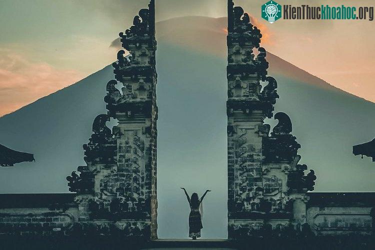 Cổng thiên đường - báu vật đặc trưng tại đền Lempuyang Luhur.