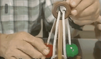 Cái vòng có kích cỡ vừa đủ để không thể lọt qua khung gỗ.