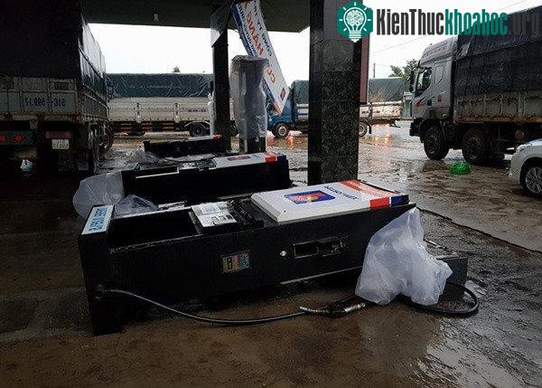 Các trụ bơm cây xăng bị gió quật ngã. (Ảnh: Phước Tuấn).