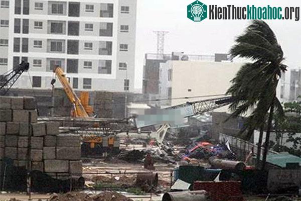 Cần cẩu đang thi công tại dự án trong khu đô thị đổ sập trong gió bão.