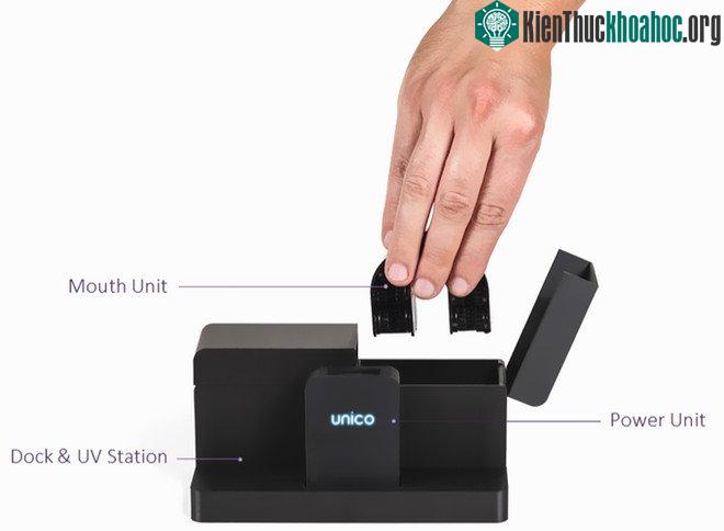 Sản phẩm sử dụng điện và hỗ trợ sạc lại thông qua dock sạc.