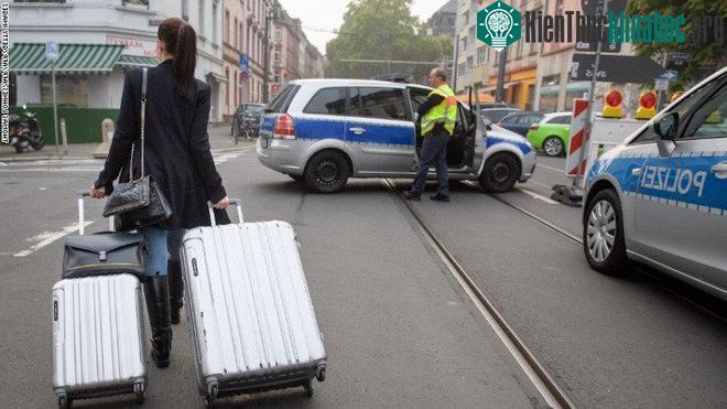 Người dân sơ tán khỏi Frankfurt.