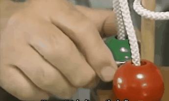 Chiều dài của sợi dây cũng không đủ để vượt qua khung gỗ.