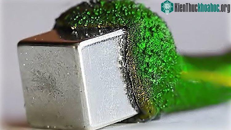 Đất sét ma thuật có thể lao đến thỏi nam châm như một sinh vật sống và nhanh chóng nuốt chửng thỏi nam châm này.