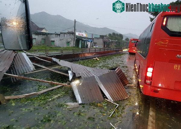 Mái tôn bay chắn ngang đường. (Ảnh: Phước Tuấn).