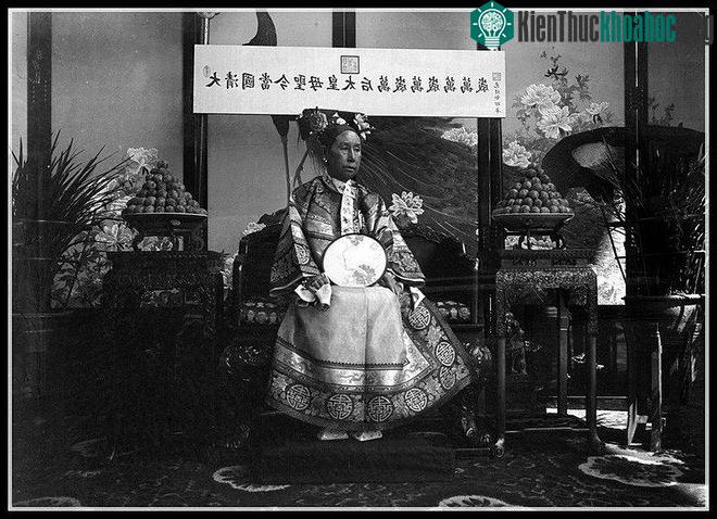 Hình chụp Từ Hy Thái hậu tại tấm lều tạm bày trí tương tự Nhân Thọ điện - phòng nghỉ chính của Từ Hy Thái hậu ở Di Hòa Viên. Dòng chữ sau ghi đầy đủ tôn hiệu của bà. (Ảnh tư liệu lịch sử Trung Hoa ...