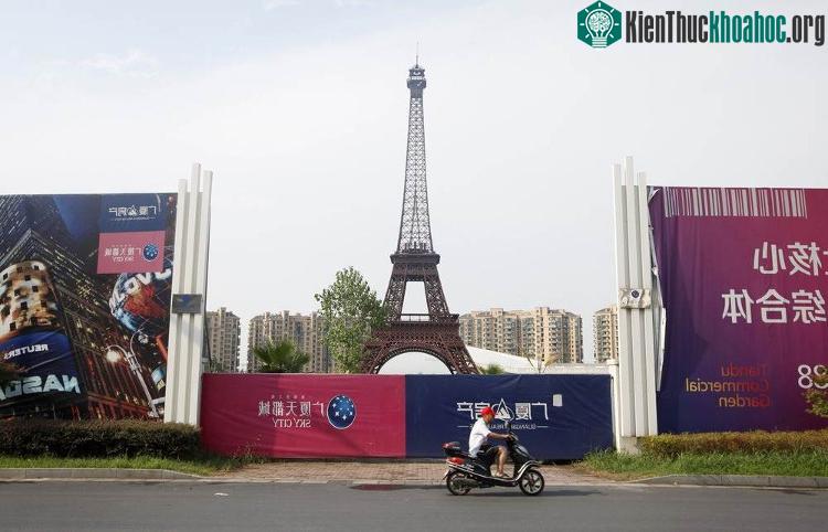 Chính giữa khu đô thị là bản nhái “Tháp Eiffel”.