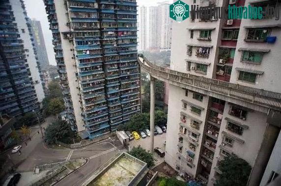 Và món đặc sản chỉ có duy nhất tại Trùng Khánh: Đường sắt trên cao chạy xuyên qua các tòa nhà cao tầng!