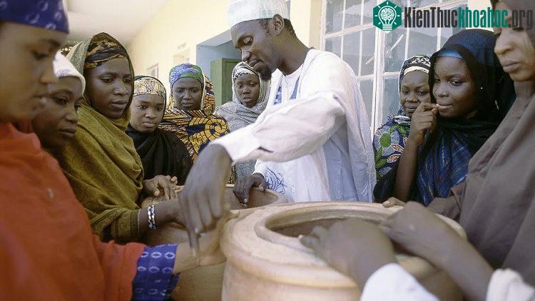 Những chiếc tủ lạnh được tạo ra bởi người giáo viên Nigeria này đã giúp cải thiện đáng kể đời sống người dân nơi đây, giúp họ bán nông sản được giá cao hơn, tiết kiệm nhiều chi phí.