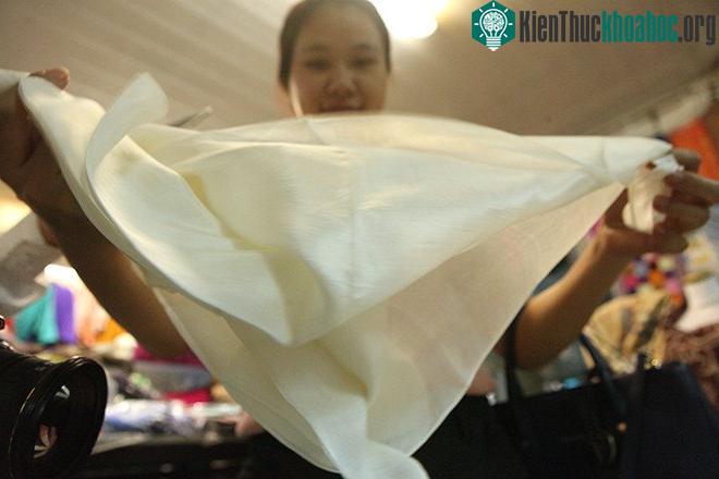 Hàng dệt hoa với những màu sắc khi óng ánh, khi trang nhã, hoa văn lúc chìm, lúc nổi.