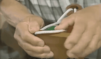 Cách duy nhất để giải đố là khéo léo rút dây.
