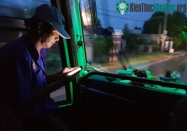 Phụ xe khách liên tục cập nhật tình hình mưa bão trên đường ôtô chạy. (Ảnh: Phước Tuấn).