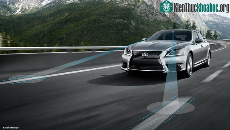 Nếu xe đi vào vùng nguy hiểm, hệ thống Pre-Crash sẽ kích hoạt còi báo động để cảnh báo tài xế.