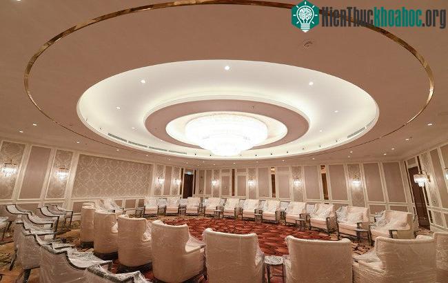 Chủ nhà lần lượt chào đón lãnh đạo 21 nền kinh tế ở sảnh chính, trong khi đó đoàn tùy tùng sẽ đi cổng bên hông