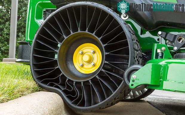 Hiện nay các hãng lốp còn nghiên cứu phát triển các loại lốp xe tự do không sử dụng khí nén có hiệu suất vận hành cao hơn