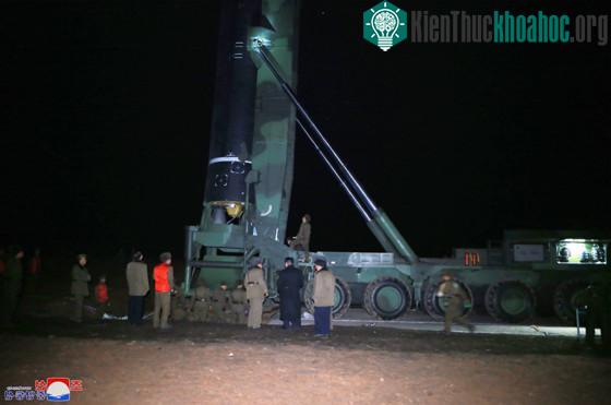 Cận cảnh tên lửa "mạnh nhất" Triều Tiên vừa phóng ảnh 7