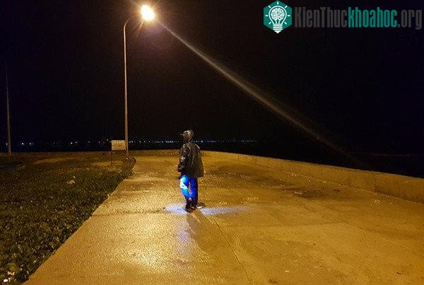 Bờ biển ở Ninh Thuận đã bắt đầu mưa, gió rít. (Ảnh: Phước Tuấn).